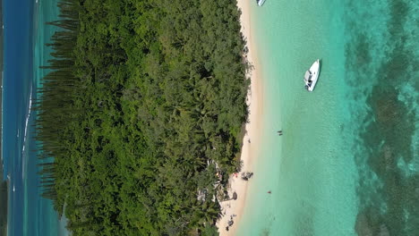 Motorboote-Bringen-Touristen-Nach-Ilot-Moro,-Um-Dort-Am-Malerischen-Strand-Zu-Angeln-Und-Ihren-Fang-Zu-Grillen-–-Die-Vertikale-Luftlinie-Steigt-Nach-Oben