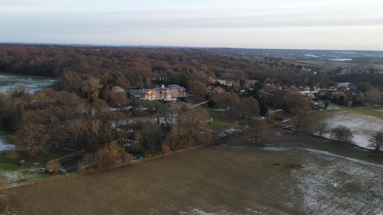 Riprese aeree della campagna dell'Essex in inverno, ai margini della foresta di Epping