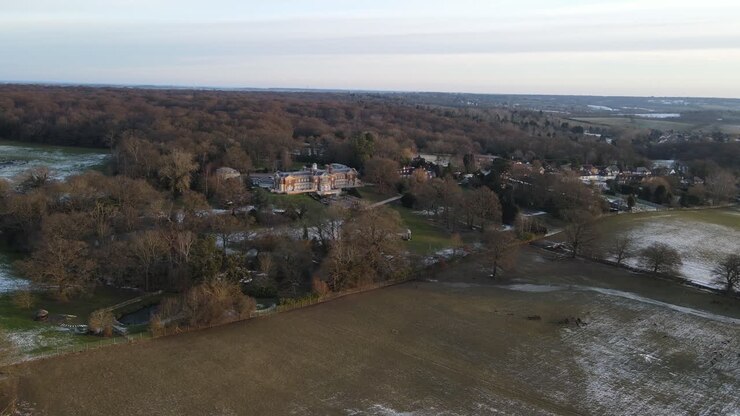 Riprese aeree della campagna dell'Essex in inverno, ai margini della foresta di Epping