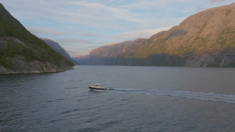 Barco-Conduciendo-En-Lysfjord-En-Noruega-Al-Amanecer