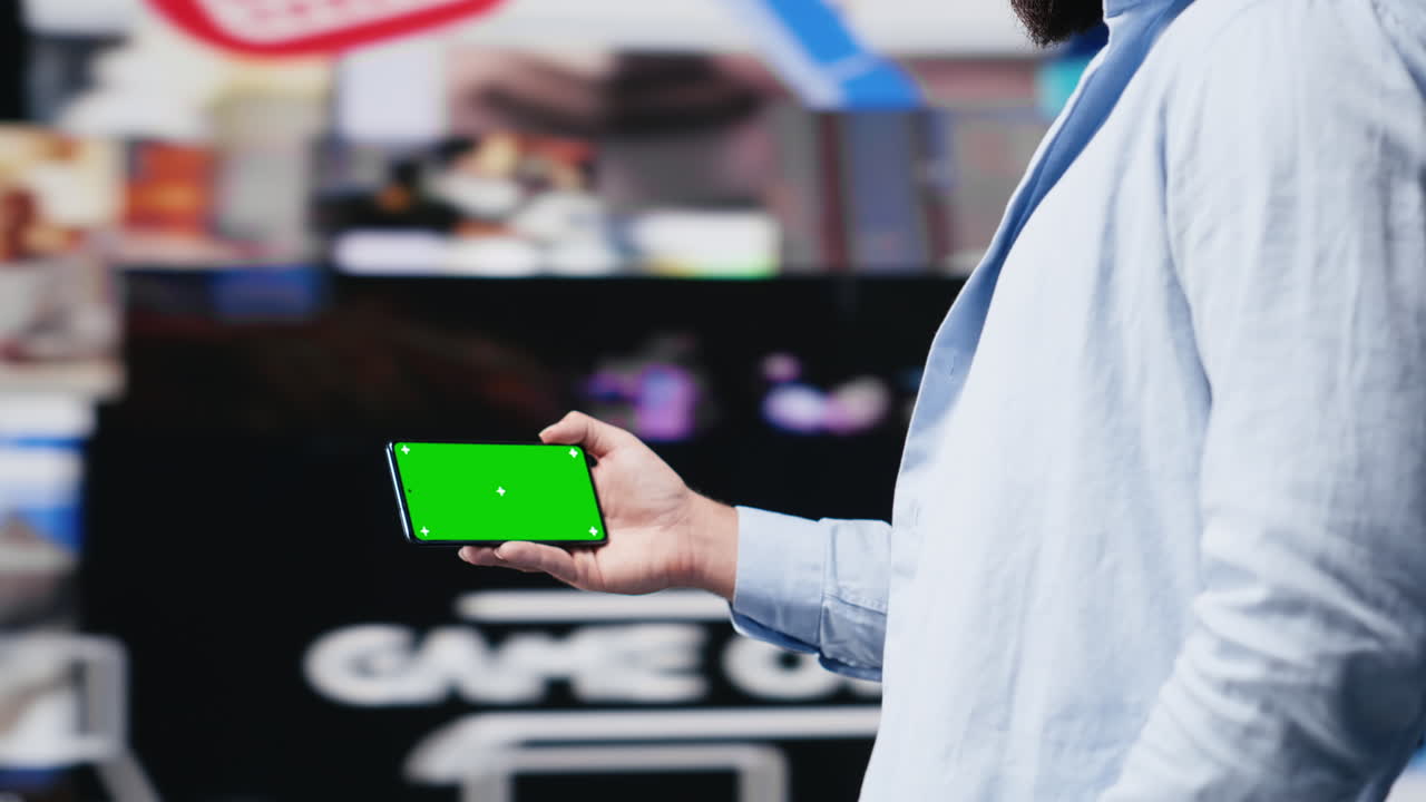 Persona concentrata che si connette su piattaforme social accanto a uno schermo mockup