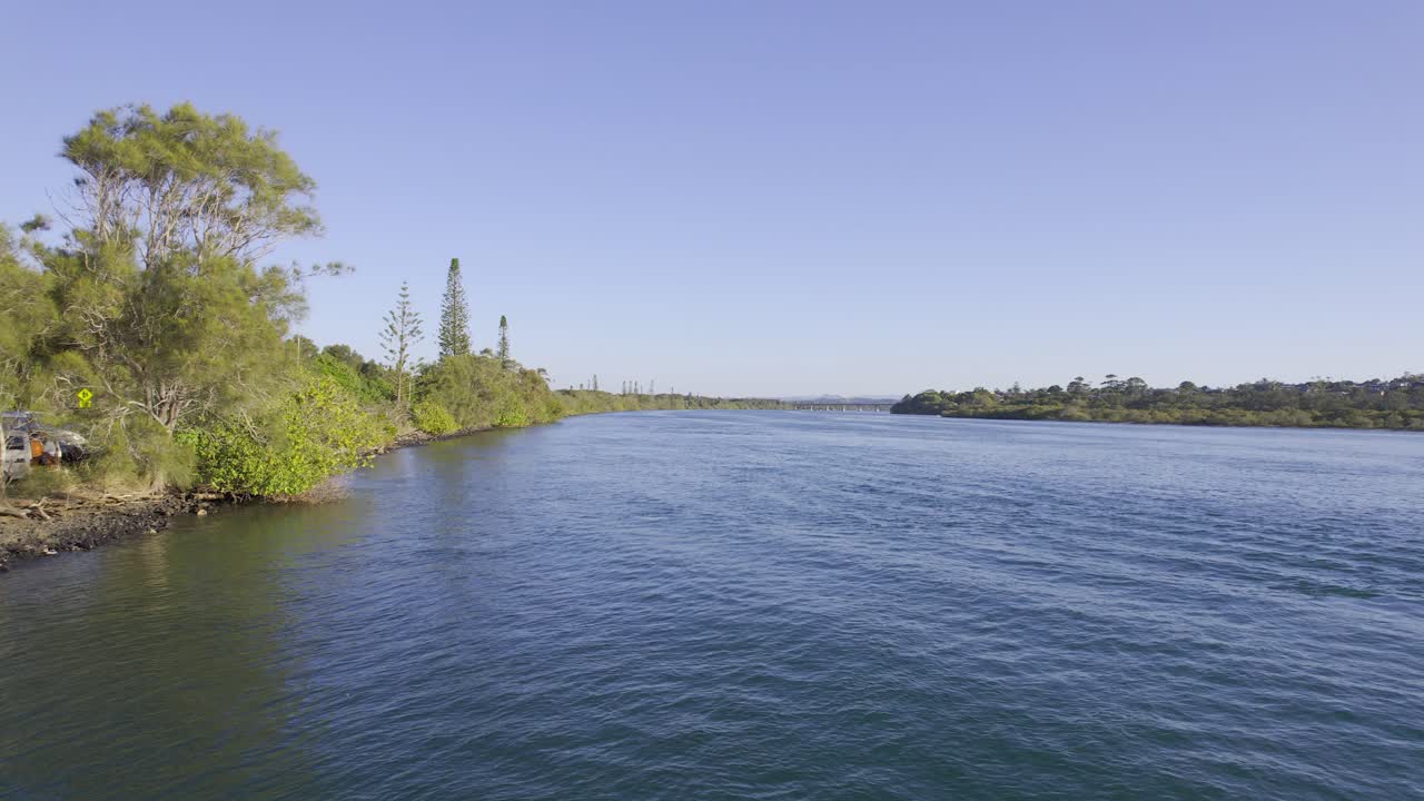 volando cerca del agua en el río tweed, nueva gales del sur, australia