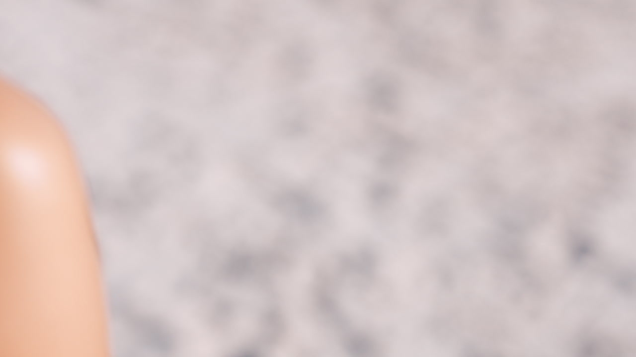 manos, foto y mujer con polaroid de la playa