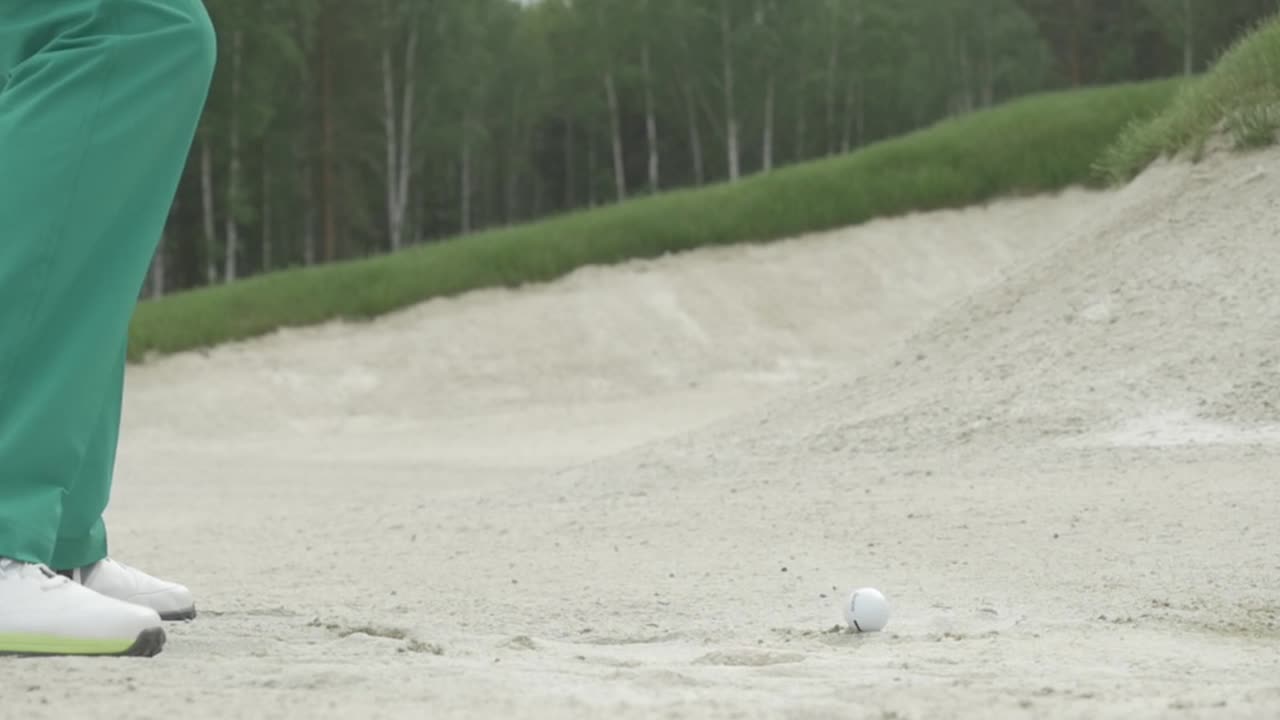 모래 함정 에 빠진 골퍼