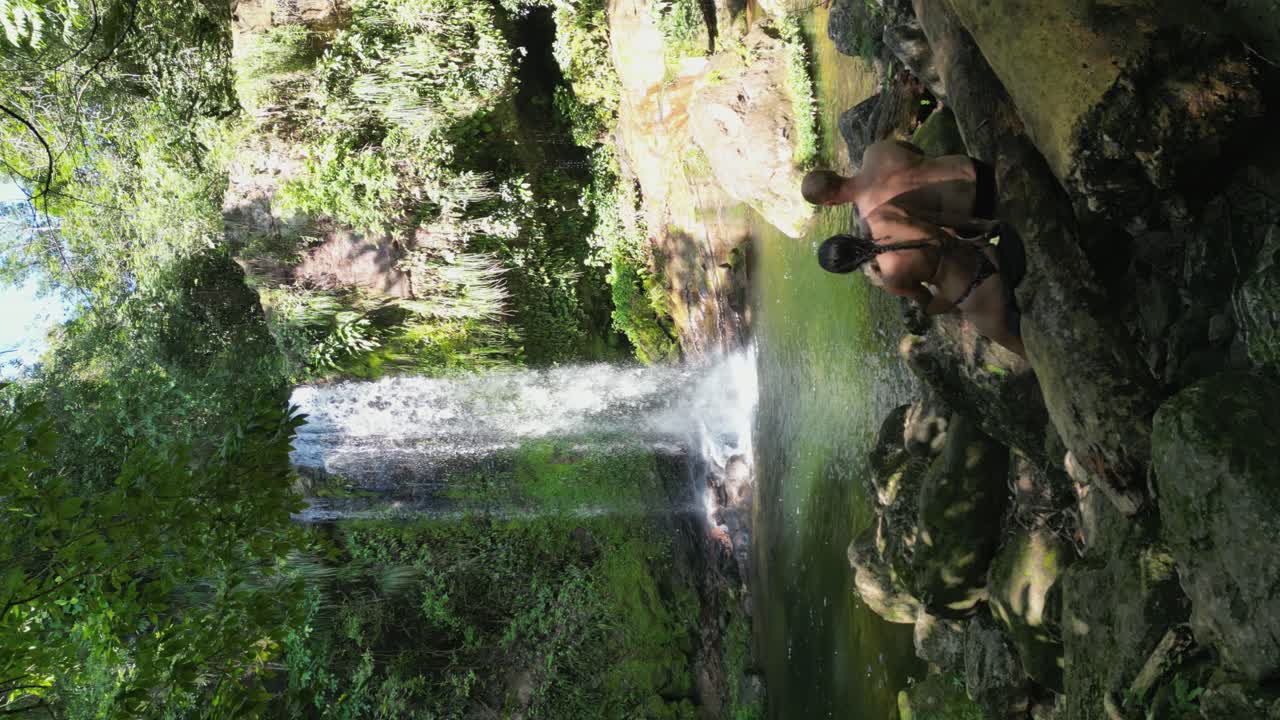 una pareja de turistas en una cascada de la jungla en amboro, bolivia
