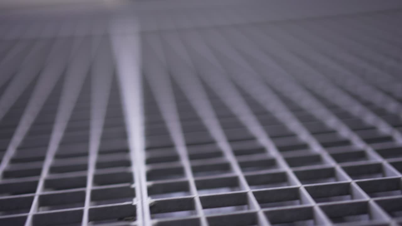 línea de superficie metálica y pared de patrones cuadrados