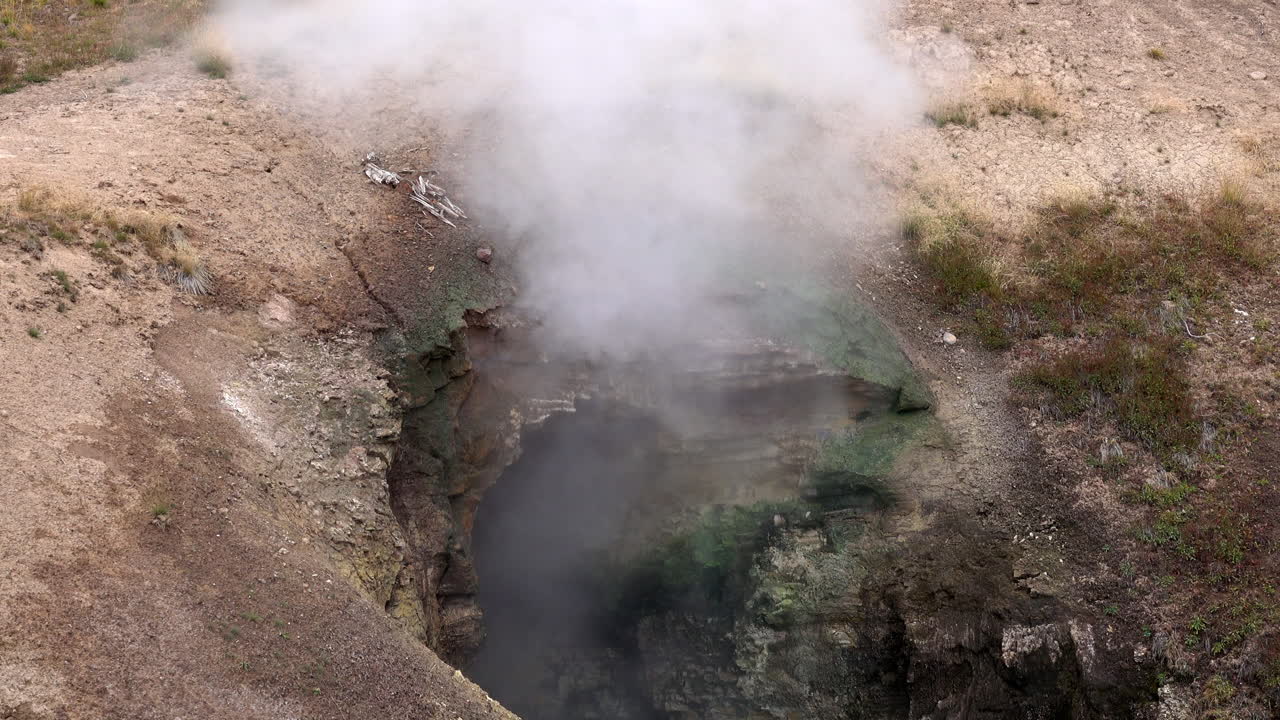 primer plano de eructos de vapor de la boca del dragón primavera en el parque nacional de yellowstone