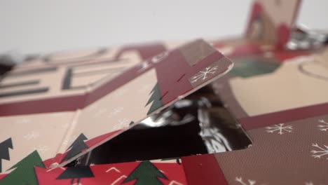 macro de primer plano del calendario de adviento abierto
