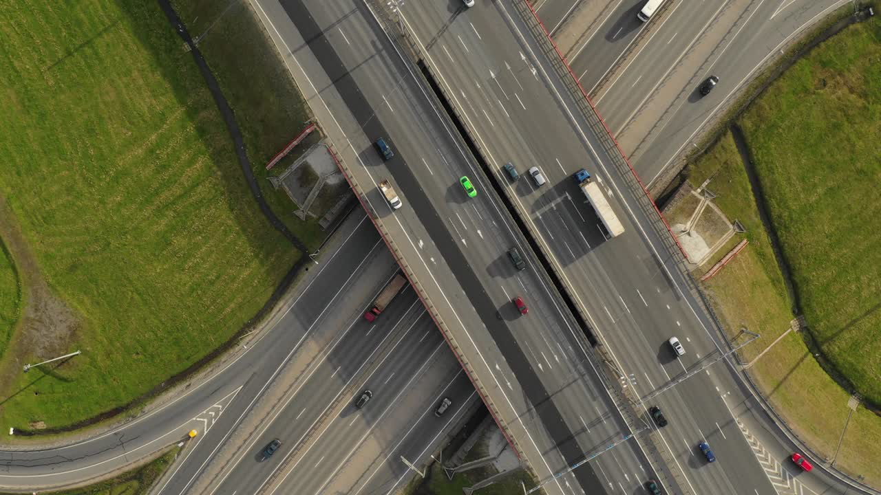 공중 교통 교차로, 도로, 도시 및 숲의 상단 뷰, 드론에서 여름 비디오.