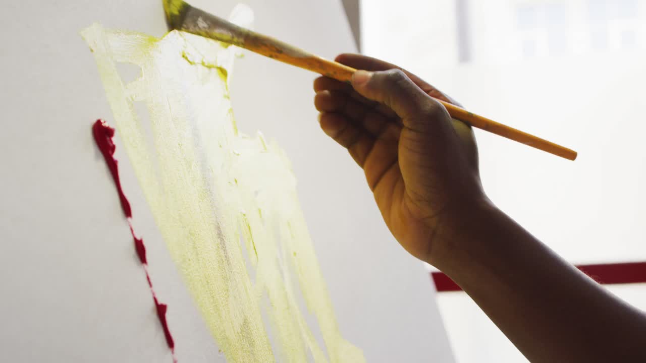 미술 스튜디오 에서 캔버스 에 그림 을 그리는 남성 예술가 의 손 을 가까이 들여다본다