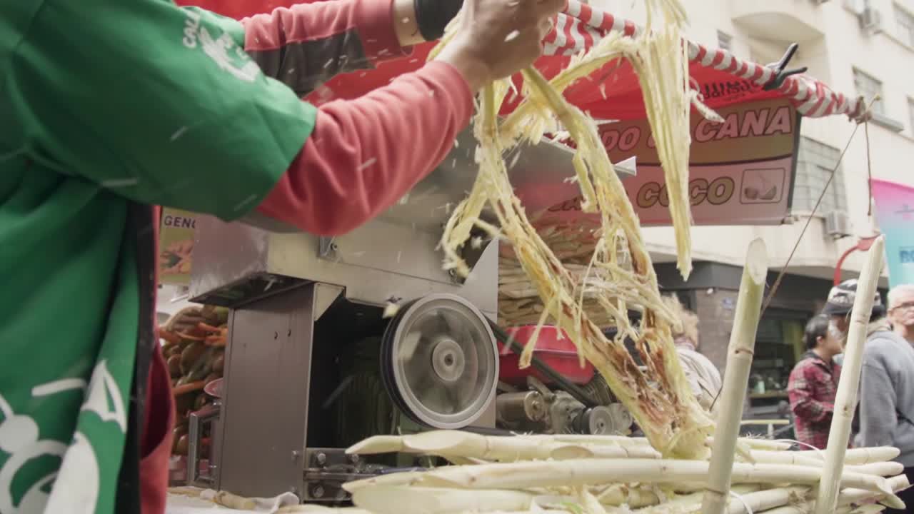 máquina de jugo de caña de azúcar operada por un trabajador