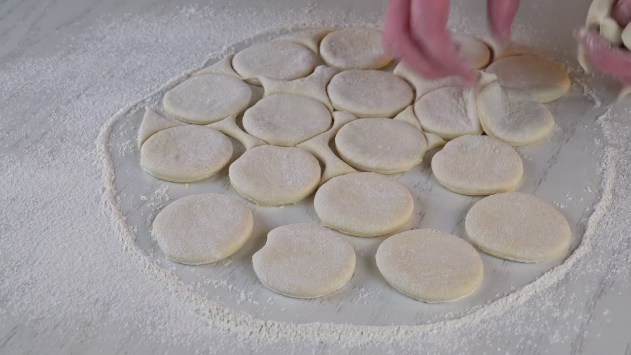 una mujer haciendo rosquillas y munchkins con masa de levadura cruda.