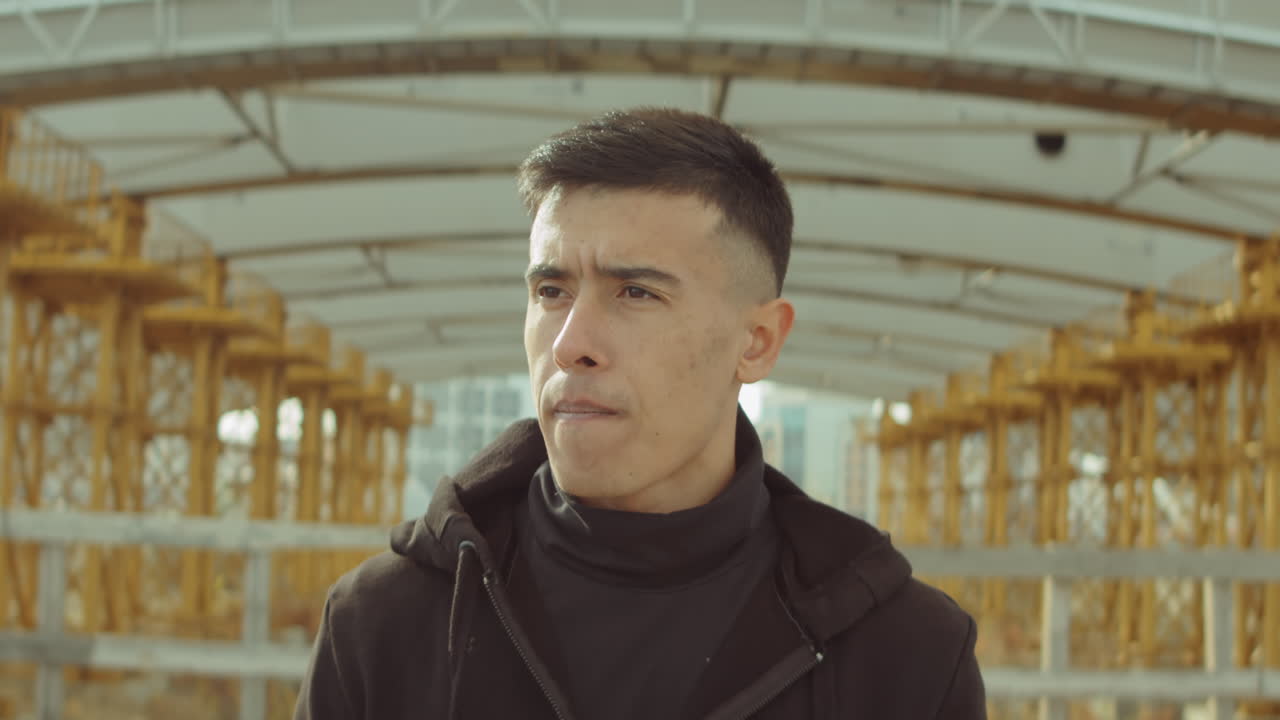 retrato de un deportista asiático al aire libre en la ciudad