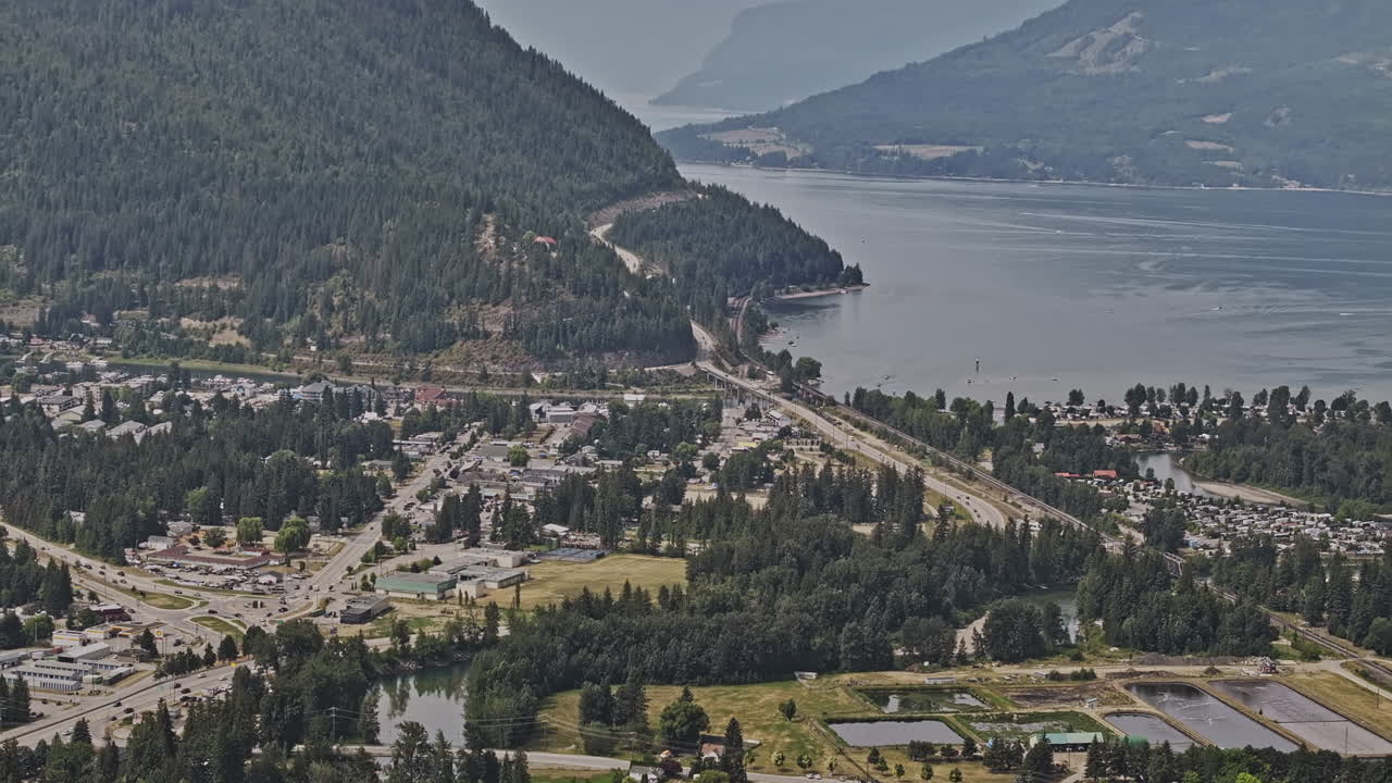 sicamous bc canada aerial v2 vista ampliada sobrevolando el centro de la ciudad capturando las montañas boscosas y las aguas prístinas del lago shuswap y el lago mara - filmado con mavic 3 pro cine - julio 2023
