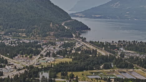 Sicamous-BC-Kanada-Luftaufnahme-V2,-Vergrößerte-Ansicht,-Drohnenüberflug-über-Das-Stadtzentrum,-Mit-Einfang-Bewaldeter-Berge-Und-Unberührter-Gewässer-Des-Shuswap-Lake-Und-Des-Mara-Lake-–-Aufgenommen-Mit-Mavic-3-Pro-Cine-–-Juli-2023