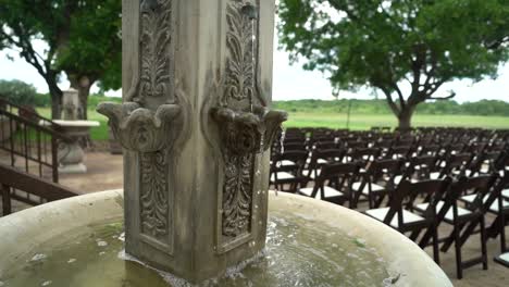 Wasser-Strömt-Aus-Einem-Wasserbrunnen