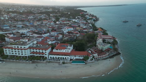 Ciudad-De-Piedra,-Playa-De-La-Ciudad-De-Zanzíbar-Temprano-En-La-Mañana