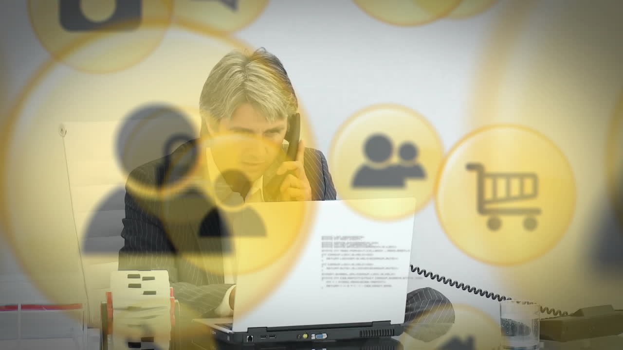 animación de iconos de medios y procesamiento de datos sobre empresario caucásico usando portátil