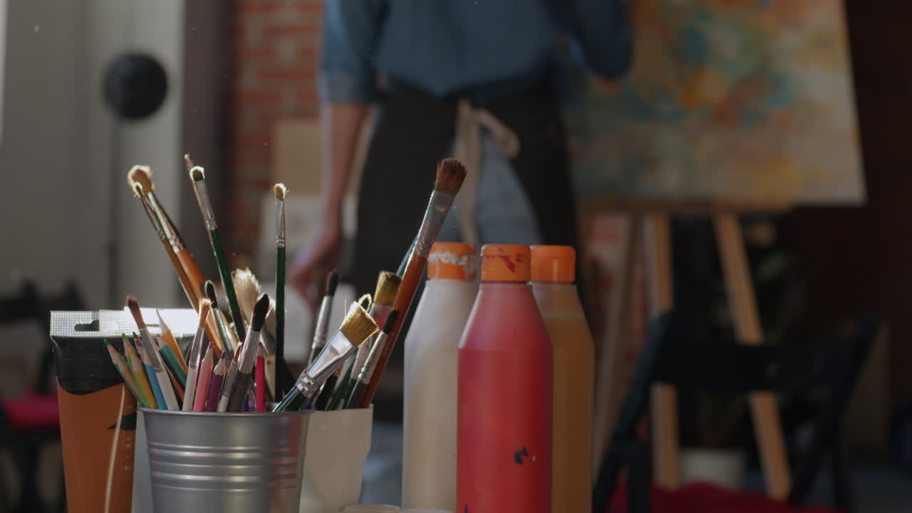 artista pintando en un estudio