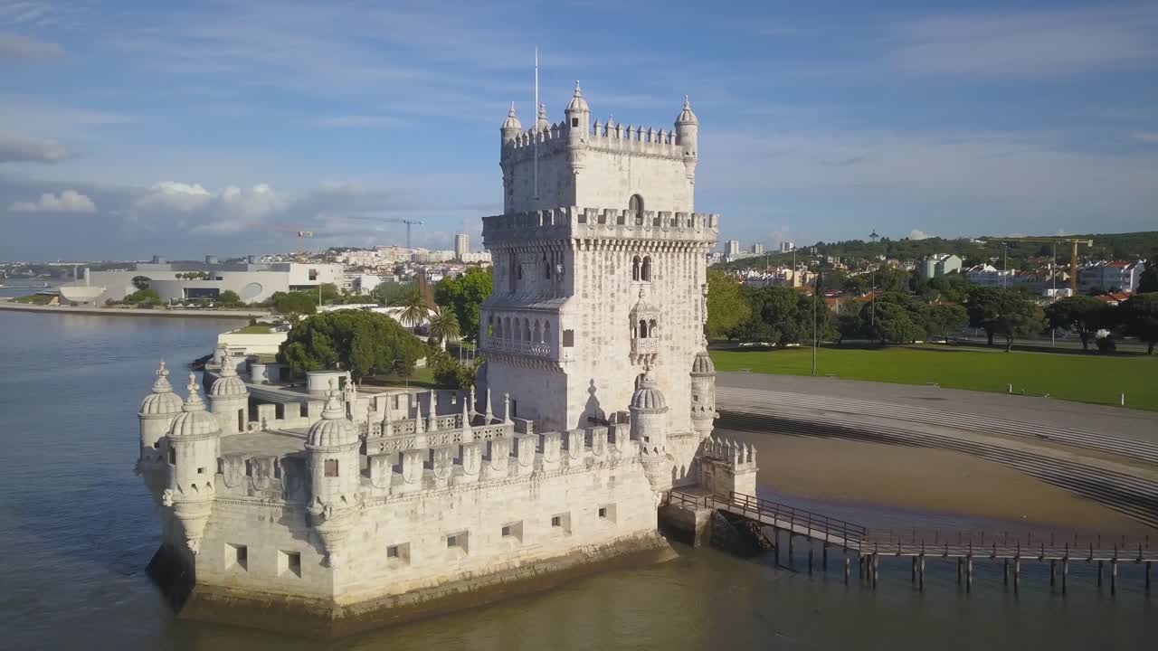 lado sur de la torre de belem sin gente, torre de belem, en lisboa, portugal