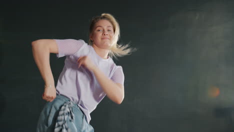 una mujer bailando.