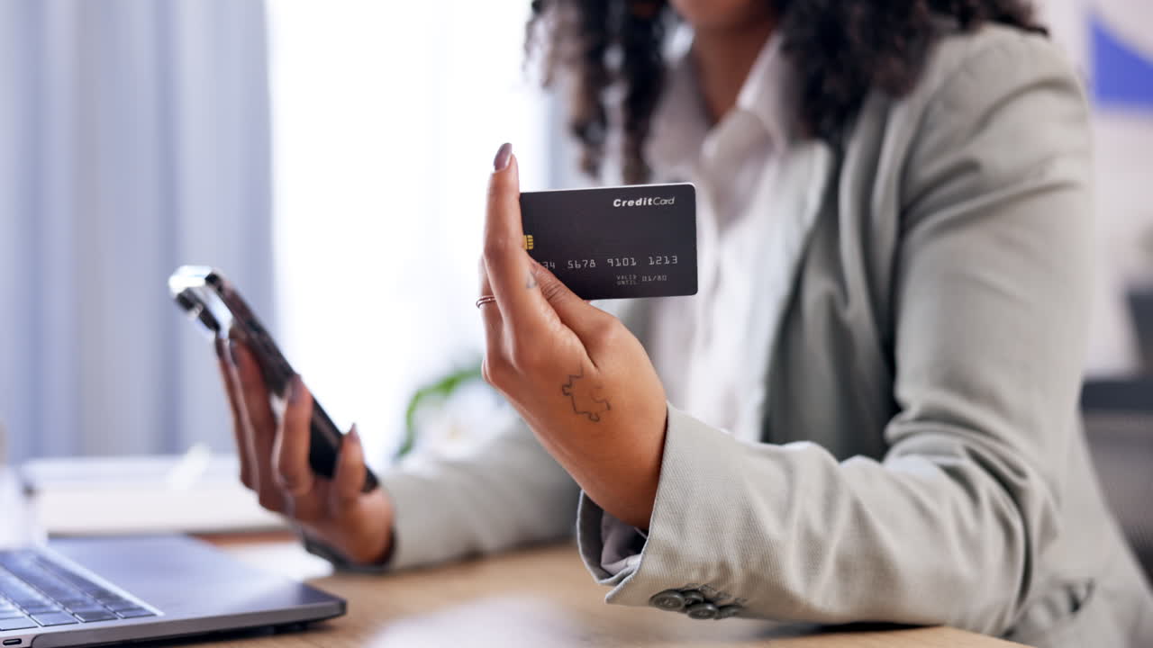 manos, teléfono o mujer de negocios compras en línea
