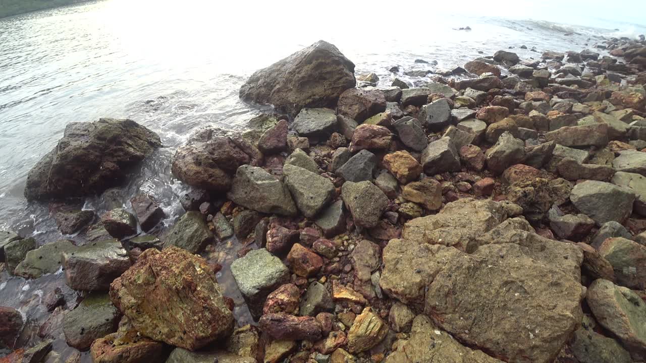Le onde si infrangono su una spiaggia rocciosa alla Laguna Blu a Port Dickson, Malesia