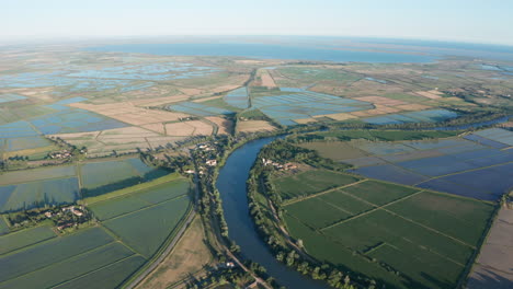 Gran-Vista-Aérea-De-Los-Arrozales-Del-Río-Camargue-Puesta-De-Sol-Francia