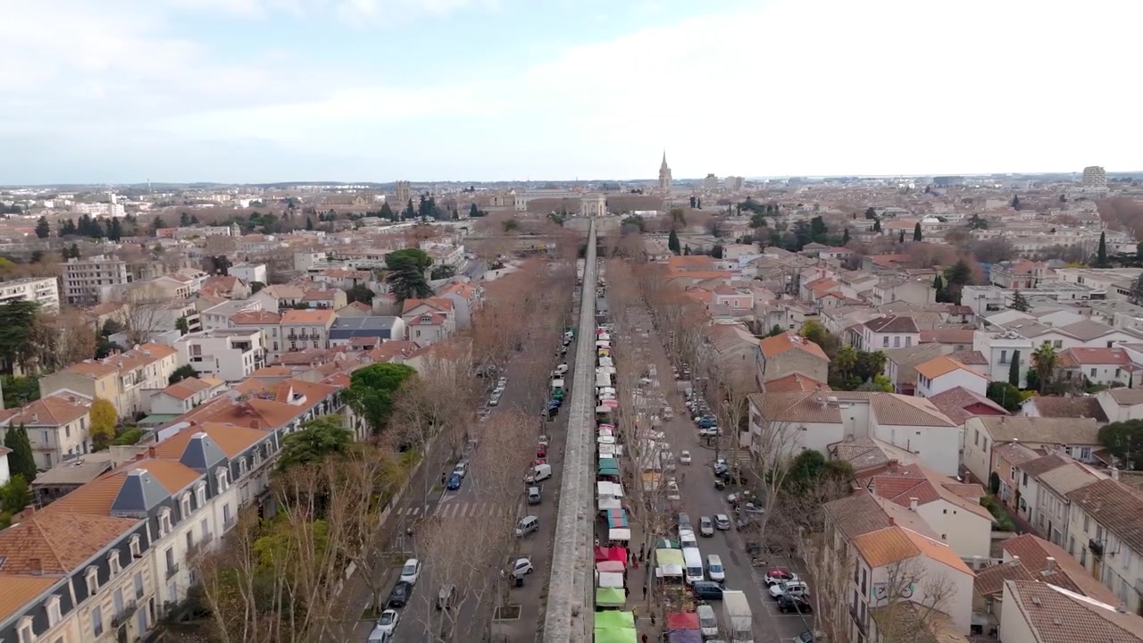 Veduta aerea dell'acquedotto storico di Montpellier e dell'area residenziale circostante