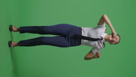 el piloto está emocionado bailando.