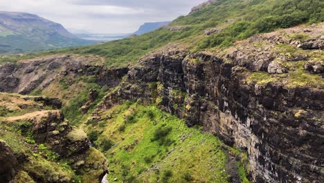 panorámica a través del pintoresco geitaberg valle montañoso islandés paisaje rural escarpado