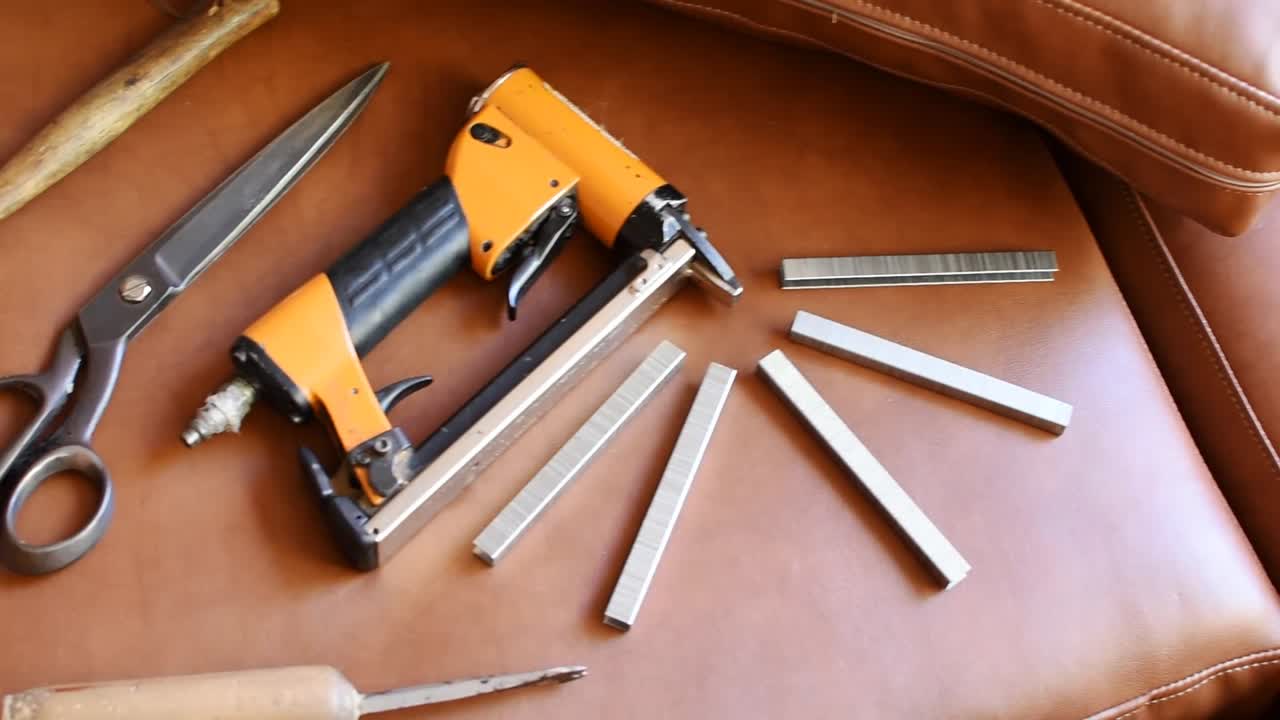 비닐 소파와 황토색 쿠션에 오른쪽 덮개 도구를 팬