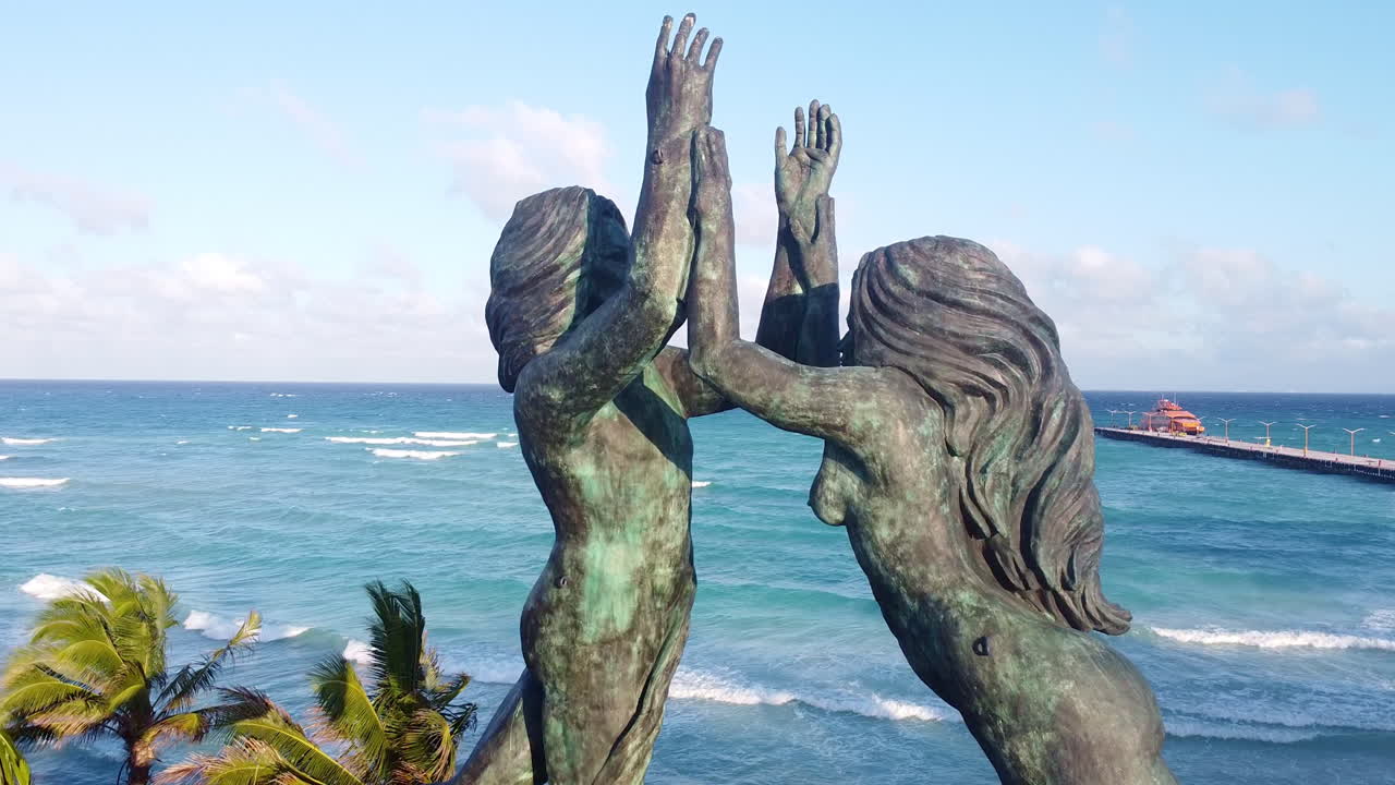 멕시코 마야 리비에라의 플라야 델 카르멘에 있는 엘 포털 마야 기념물의 공중 푸시