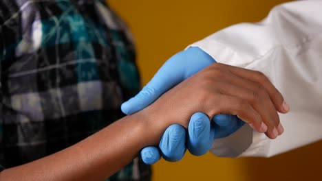 médico examinando la mano de un niño