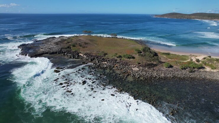 Litorale roccioso di Angourie Point Beach in una giornata di sole a Yamba, nel Nuovo Galles del Sud, Australia.