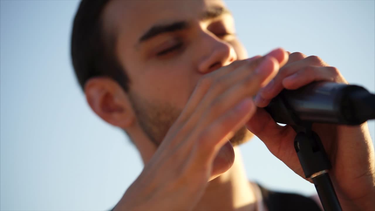 마이크로 노래 하는 남자