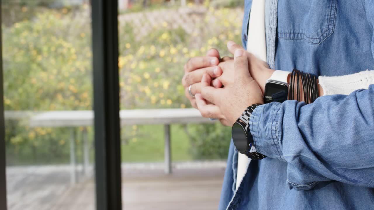 Le mani, dopo essere state tenute sciolte, ruotano il polso per mostrare gli orologi e aggiustare un anello accanto a una pedana.
