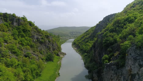 科索沃山脈,空中飛行穿過峡谷,背景是鄉村