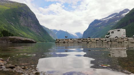viajes de vacaciones en familia rv, viaje de vacaciones en autocaravana. hermosa naturaleza paisaje natural de noruega.