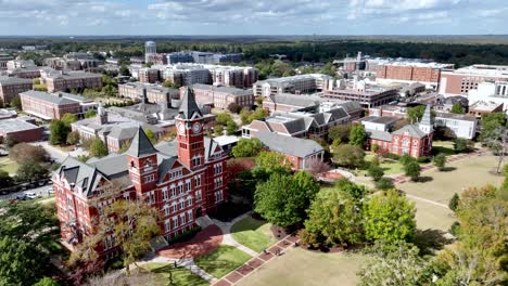 órbita aérea del campus de la universidad de auburn en auburn, alabama