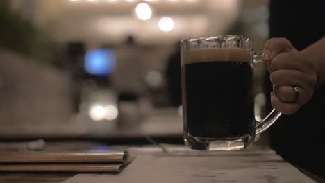 taza de cerveza oscura en un café que sirve