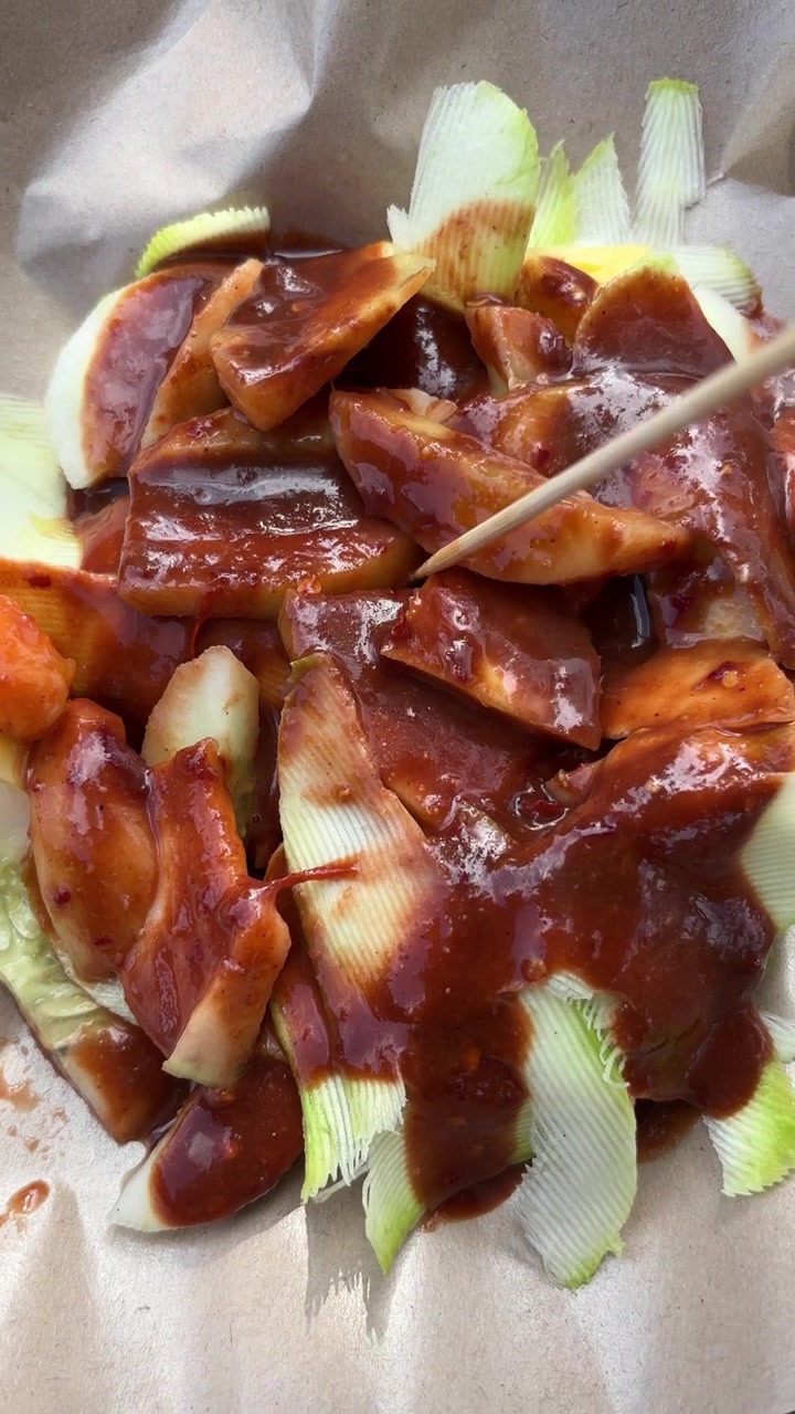Primo piano di frutta a fette con salsa piccante mentre viene raccolta