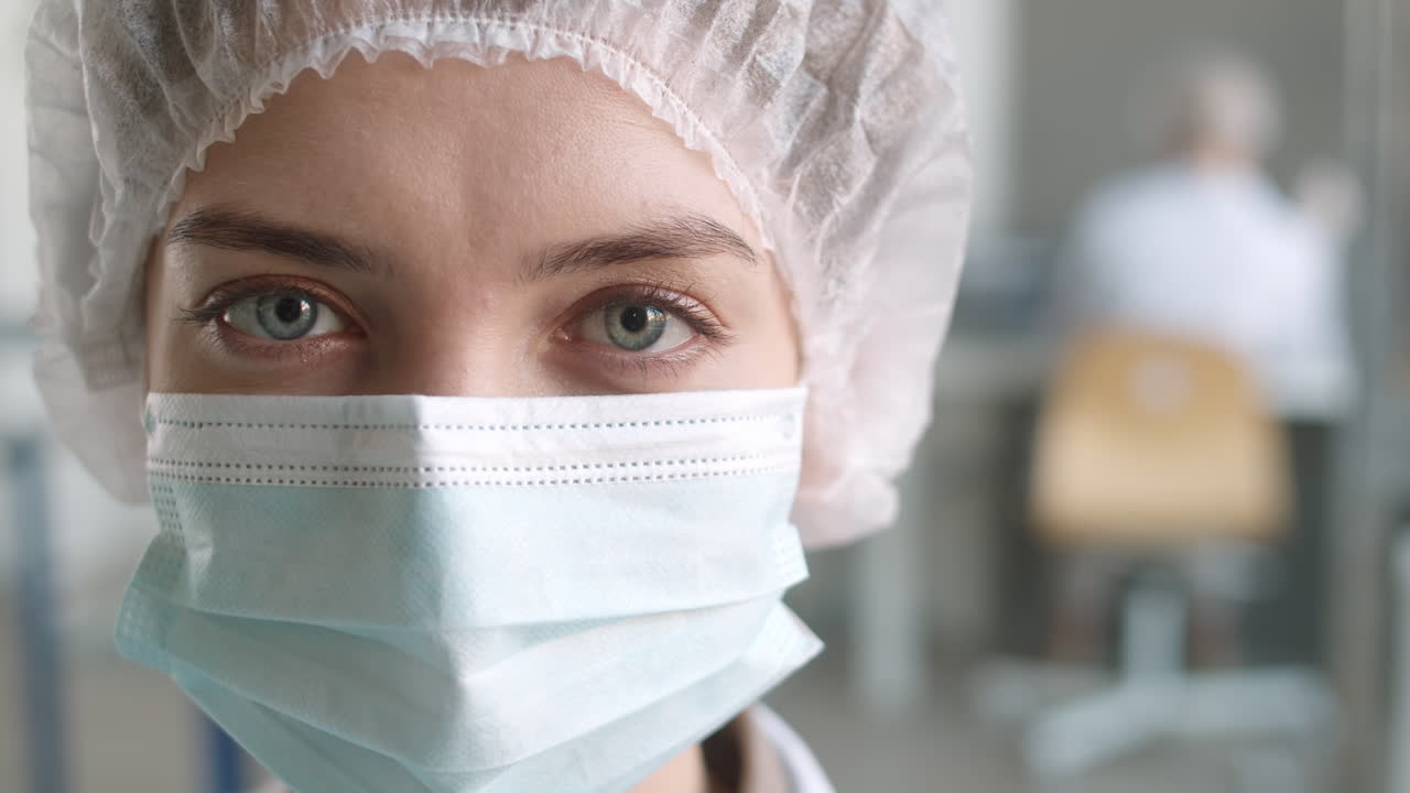 mujer con equipo de protección en un entorno médico