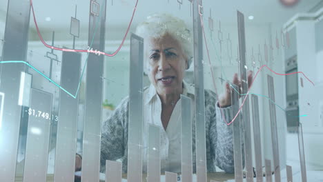 animación del procesamiento de datos financieros sobre una mujer biracial mayor en una llamada de video