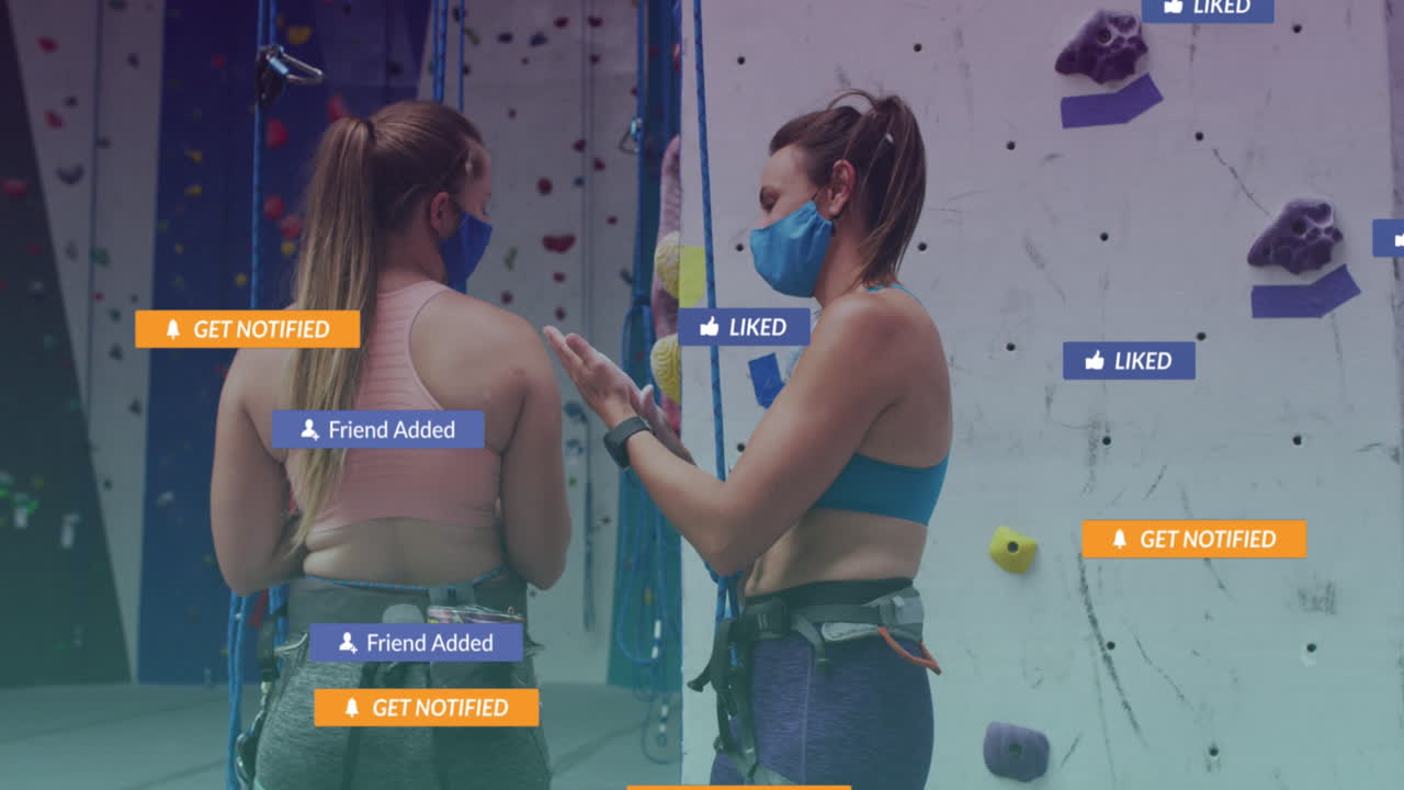 카우카시안 피트 여자가 체육관에서 그녀의 손에 크레이드를 적용하는 디지털 아이콘과 함께 음성 거품