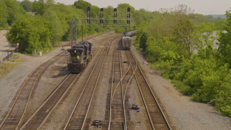el motor del tren retrocediendo en la intersección de trenes desierta