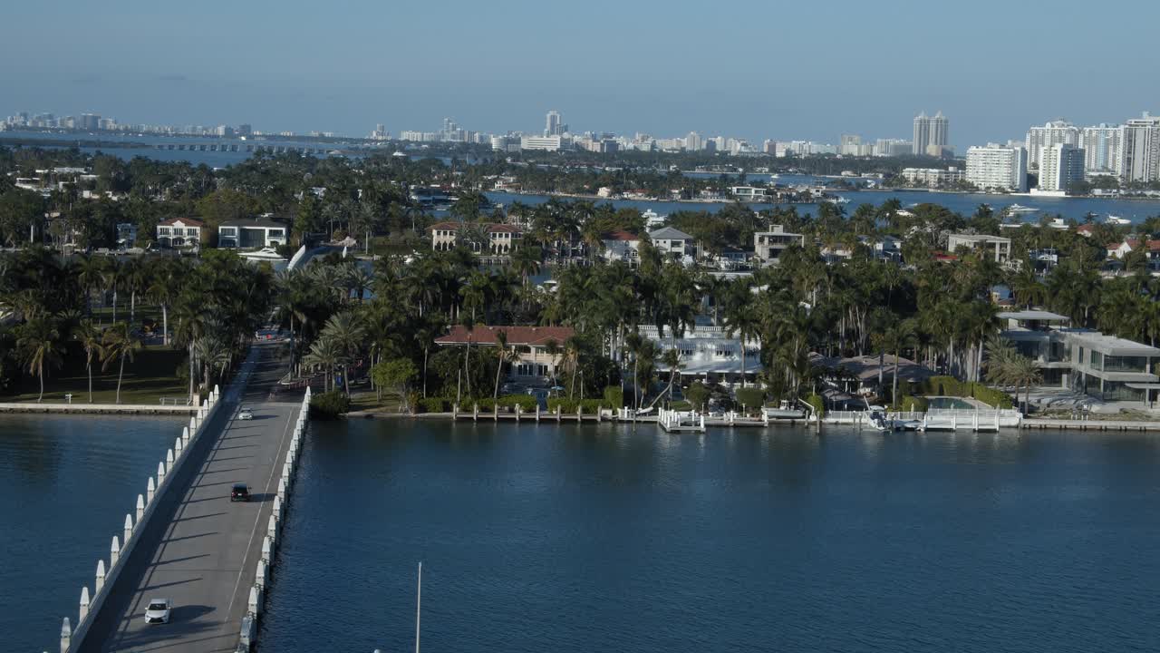 vista del agua y del puente en south beach miami