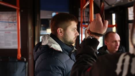 pasajeros en un autobús
