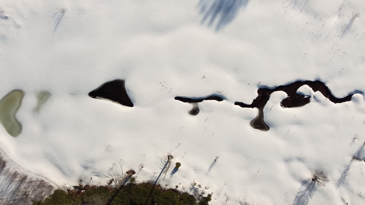 캐나다 온타리오 주 무스코카 구 에 있는 헌츠빌 근처 에 있는 얼어붙은 호수 의  ⁇ 면