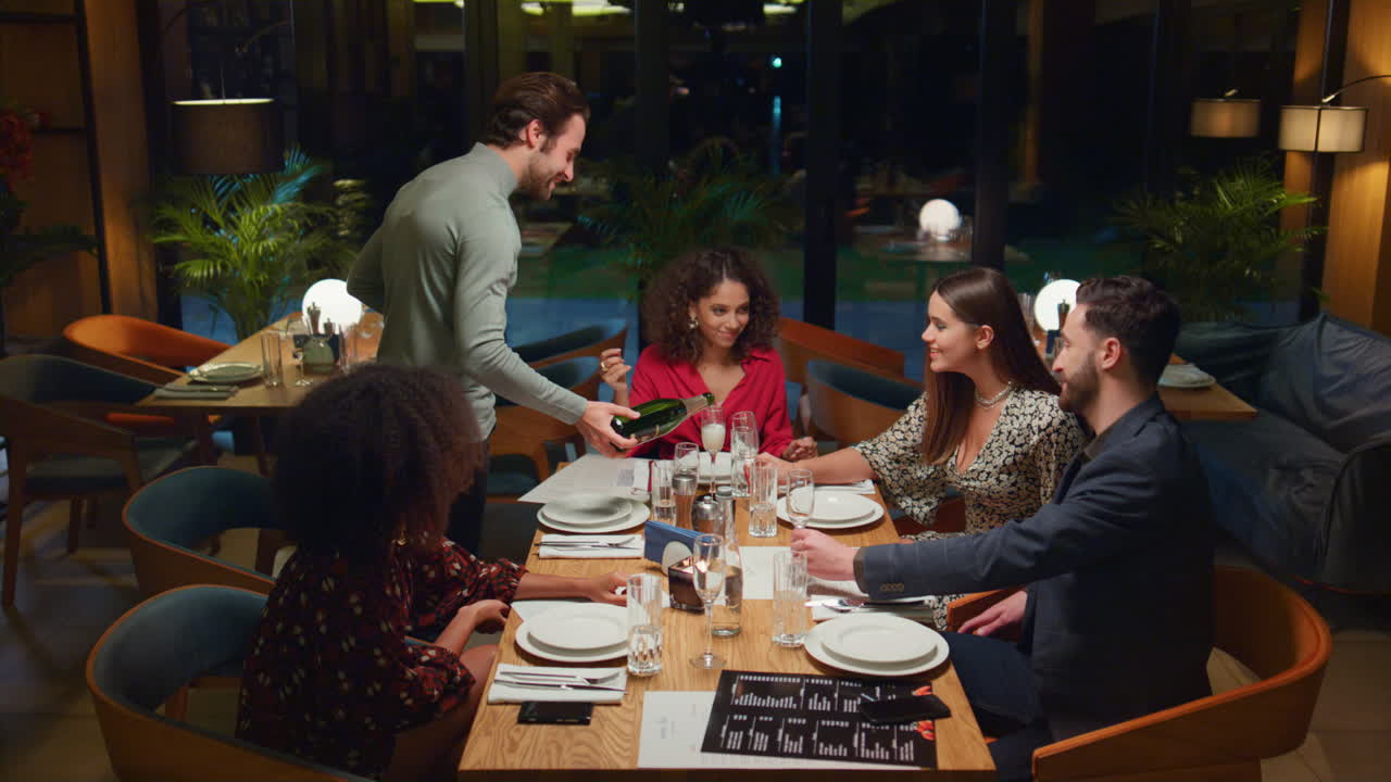 Amigos disfrutando de una bebida juntos en un restaurante. Grupo multiétnico celebrando en una cafetería